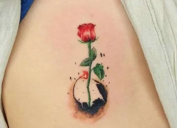 Rose avec des feuilles.