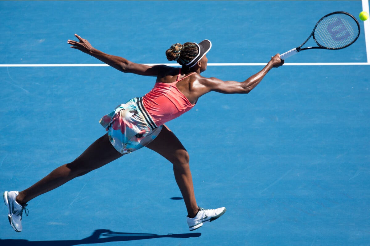 Серина Уилямс играе тенис.