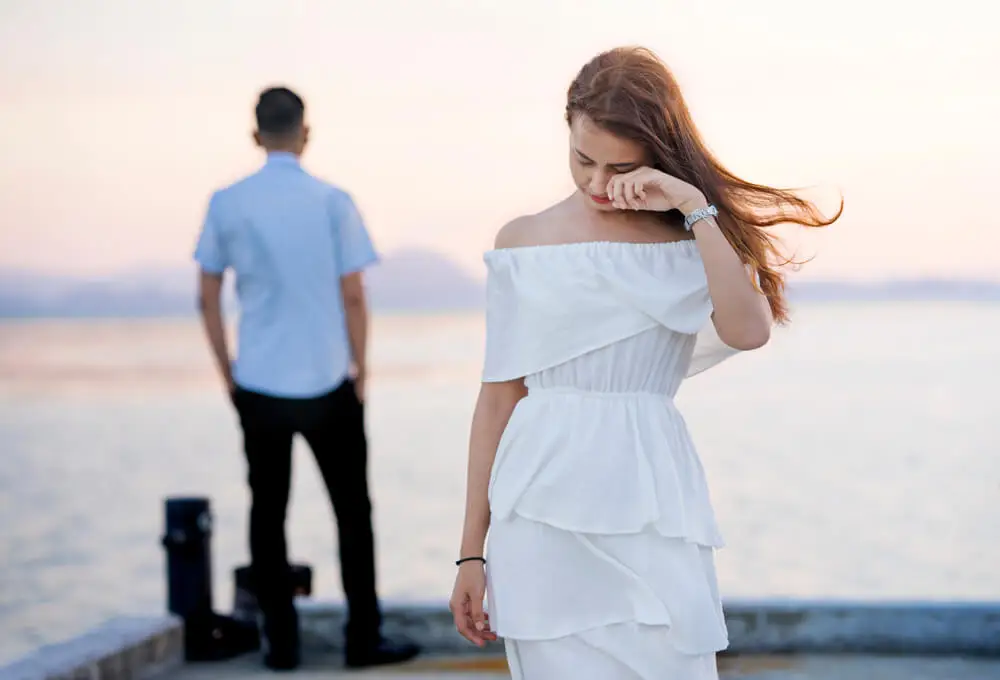 Couple qui s'est séparé, bien qu'ils se soient consacrés à s'aimer.