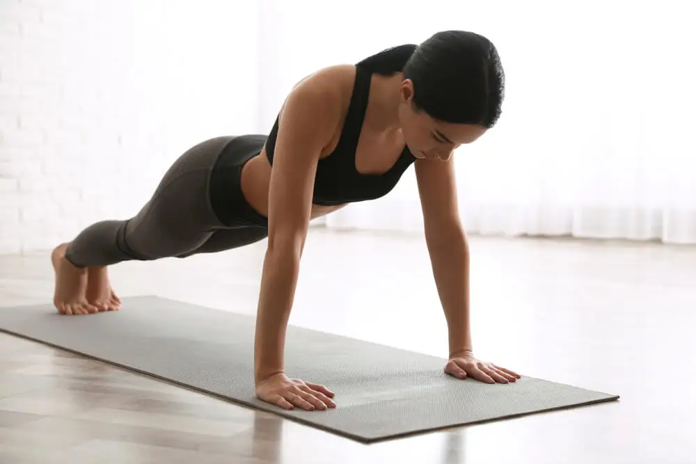 Push-ups pour perdre de la graisse dans les bras.