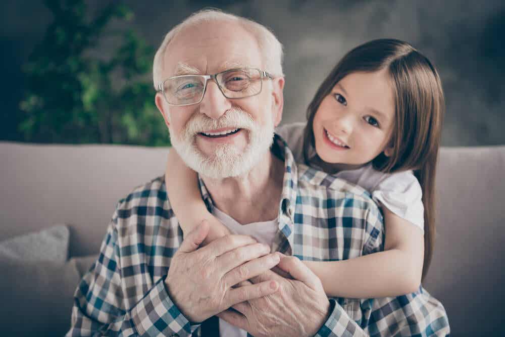 Grand-père avec sa petite-fille.