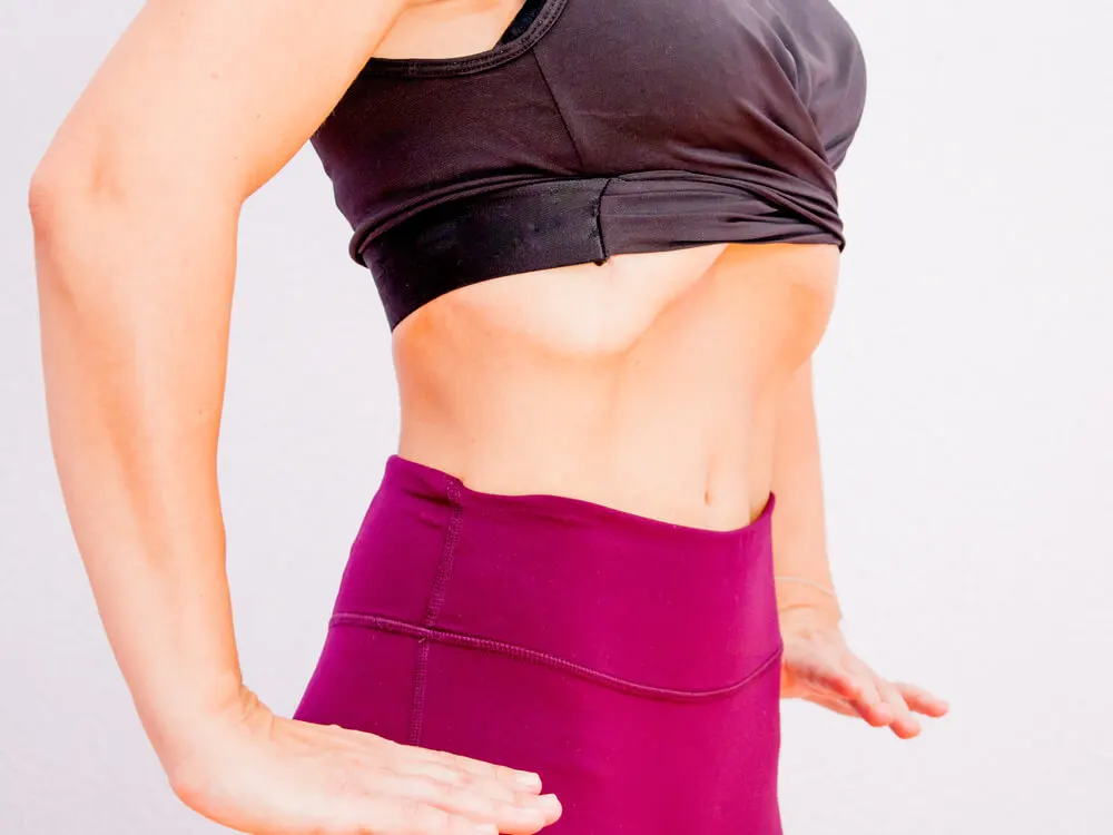 Mujer haciendo abdominales hipopresivos.