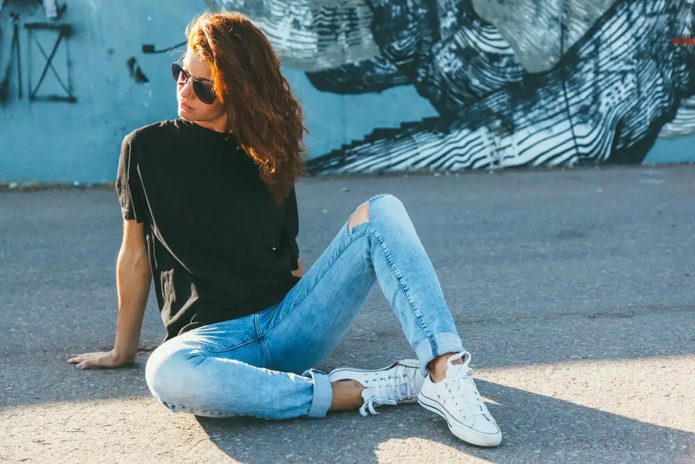 Femme portant un jean.