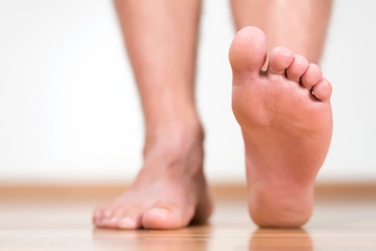 Anatomie des Fußes - Fuß auf dem Boden und eine Fußsohle