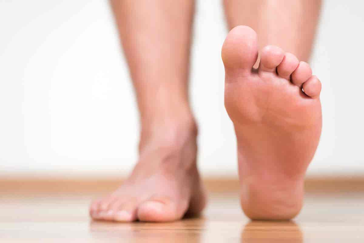 Anatomie des Fußes - Fuß auf dem Boden und eine Fußsohle