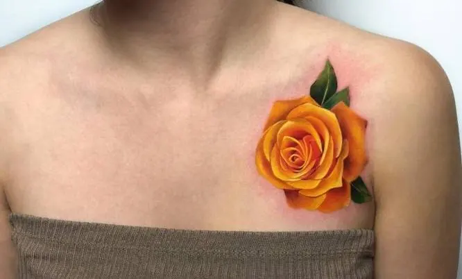 Tatouage rose jaune.
