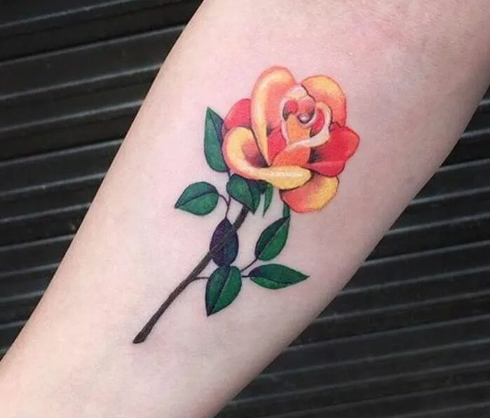Tatouage orange.