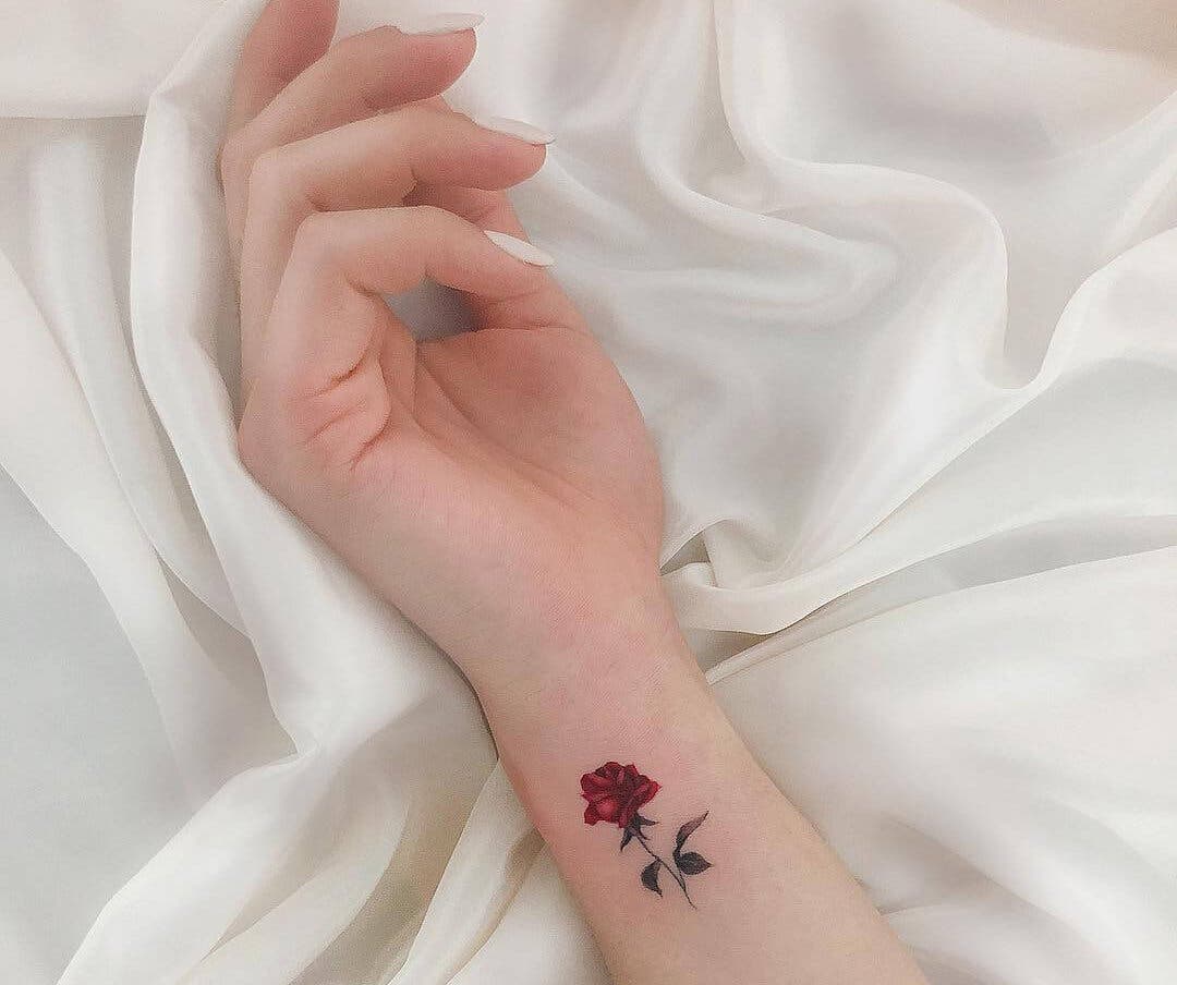 Tatouage rose rouge.