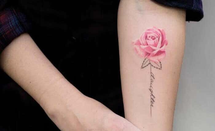 Tatuaje de una rosa rosada.