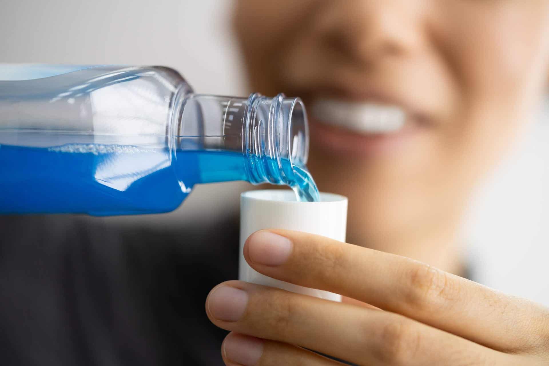 Enjuague bucal para limpiar el cepillo de dientes eléctrico.