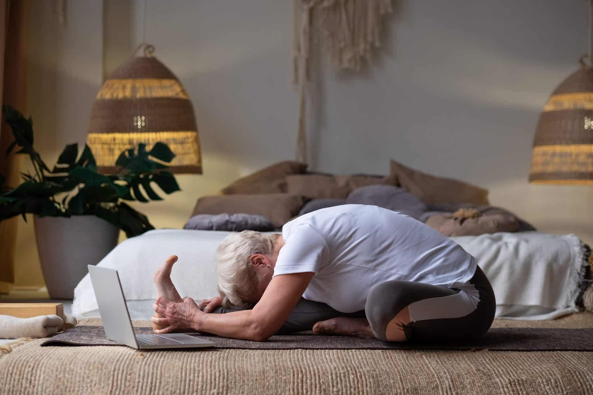 Janu Sirsasana: beneficios y cómo practicar esta postura de yoga