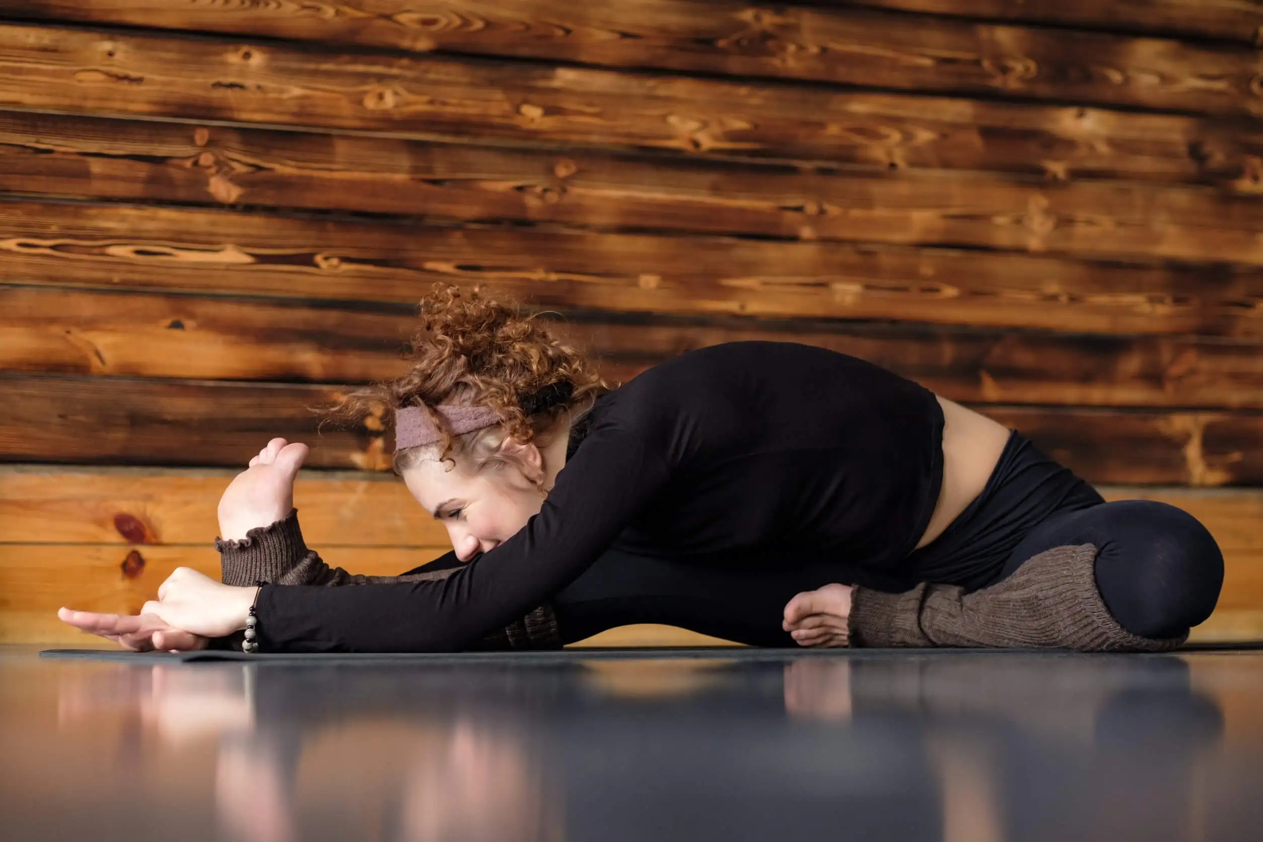 Estiramiento de una bailarina para evitar lesiones.