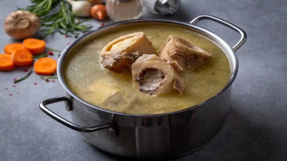 Olla con caldo de huesos.
