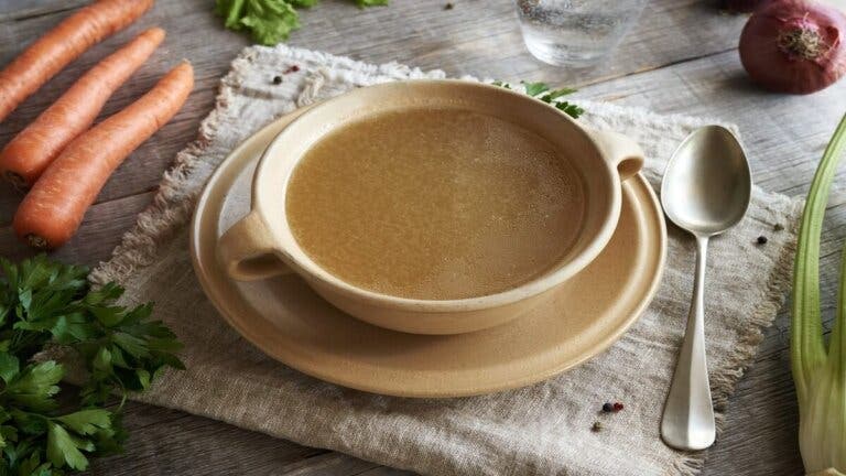 Receta de caldo de huesos y sus 5 beneficios para la salud