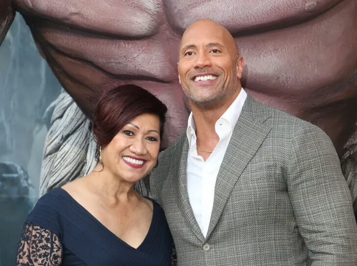 Dwayne Johnson y su madre.