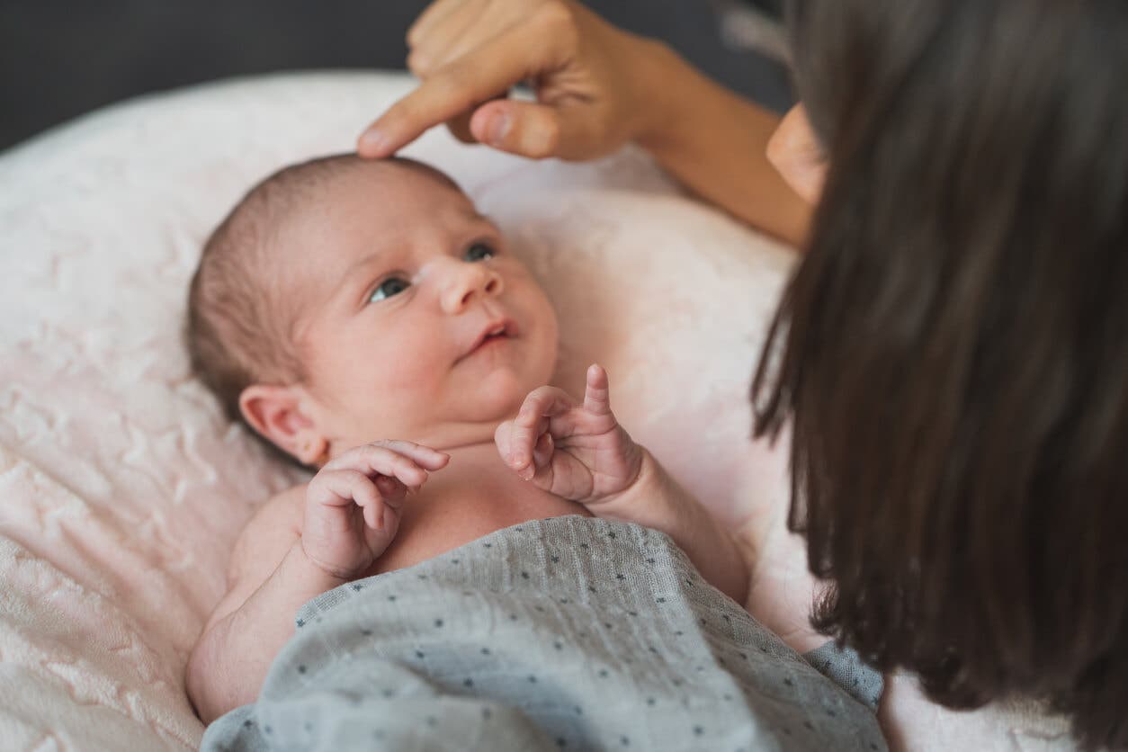 ¿Cuándo aprenden los bebés a reconocer a sus papás?