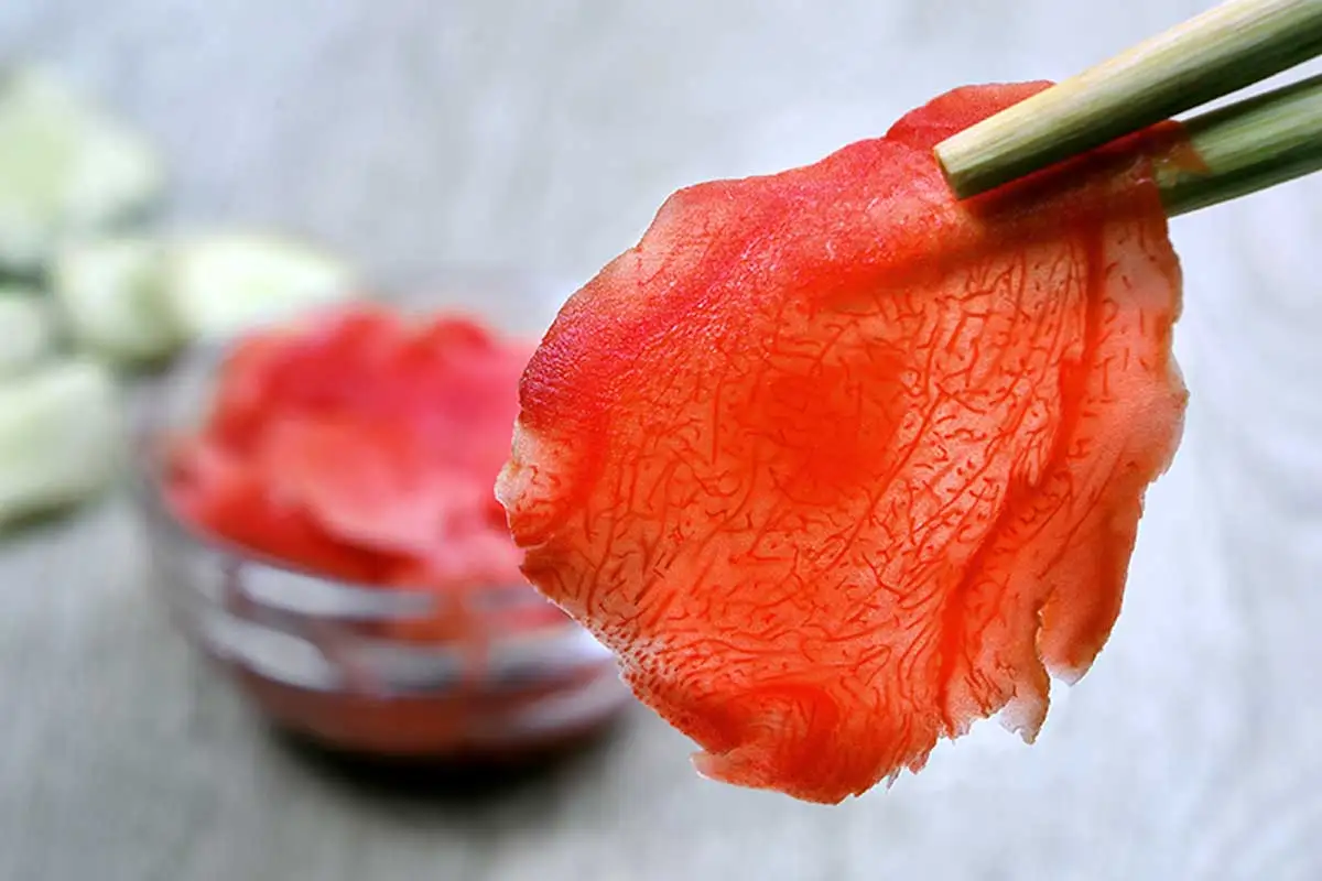 Beni shoga ou gingembre mariné japonais est utilisé pour accompagner différents plats.