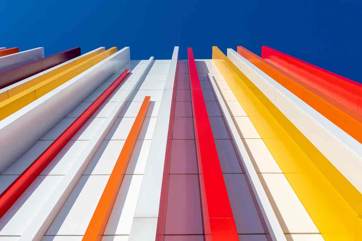 Motifs de blocs de couleur sur un bâtiment.