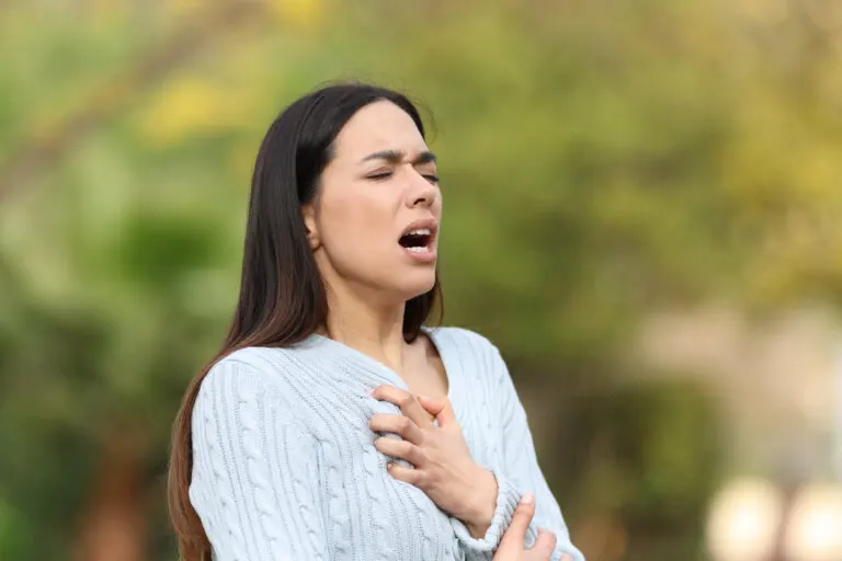 Dolor en el lado derecho del pecho: ¿qué lo puede causar?