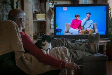 Estudio revela que hay mayor riesgo de demencia cuando llevas una vida sedentaria delante del televisor