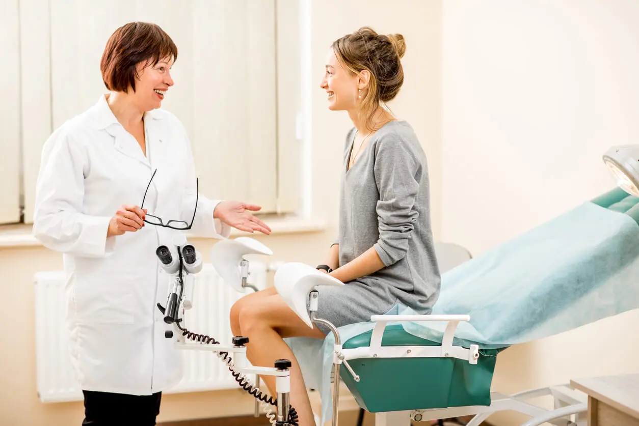 Consultation gynécologique pour cryochirurgie cervicale.