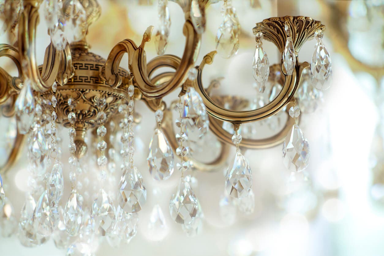 Lampe en cristal dans le style glam.