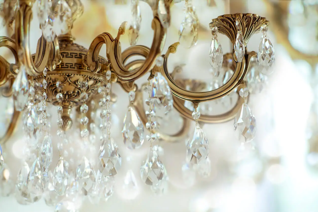 Lámpara cristal en el estilo glam.