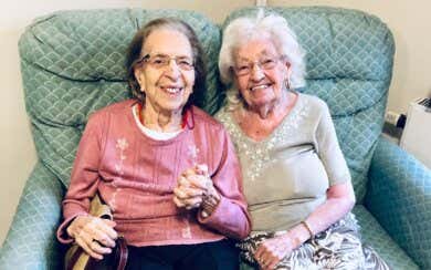 Han sido amigas por más de siete décadas y se mudaron a la misma casa de retiro