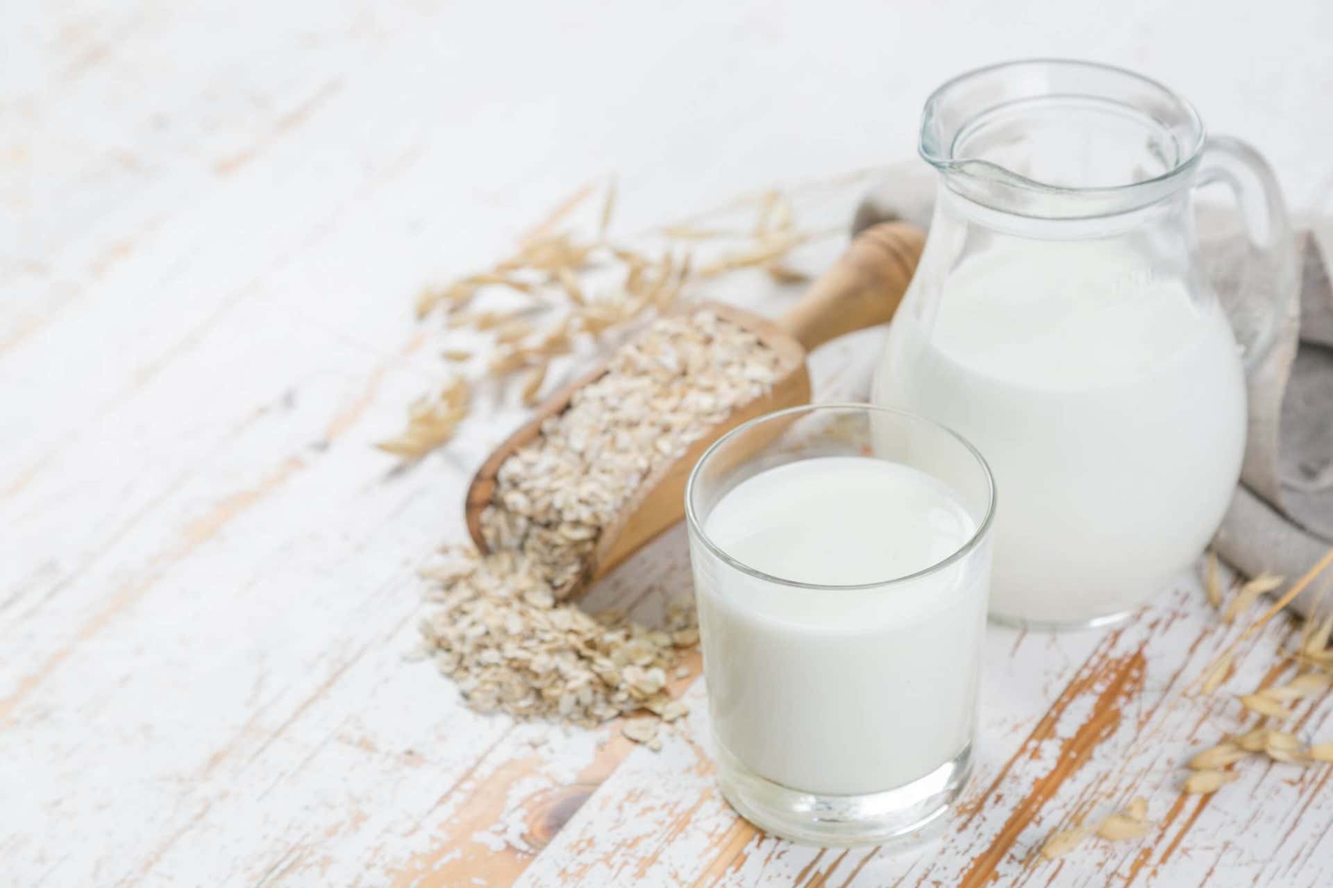 ¿Tomar leche de avena engorda? Lo que debes saber