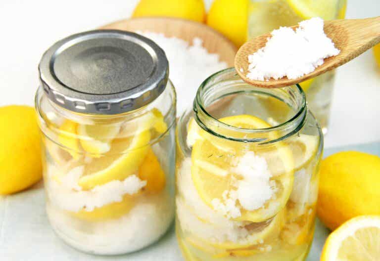 ¿Es malo comer limón con sal?