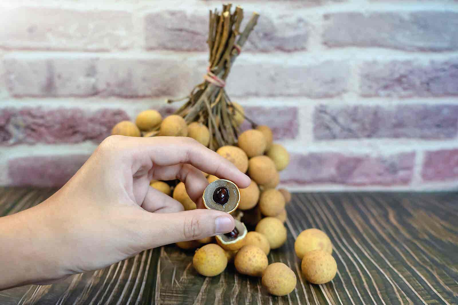 How to prepare the longan fruit?