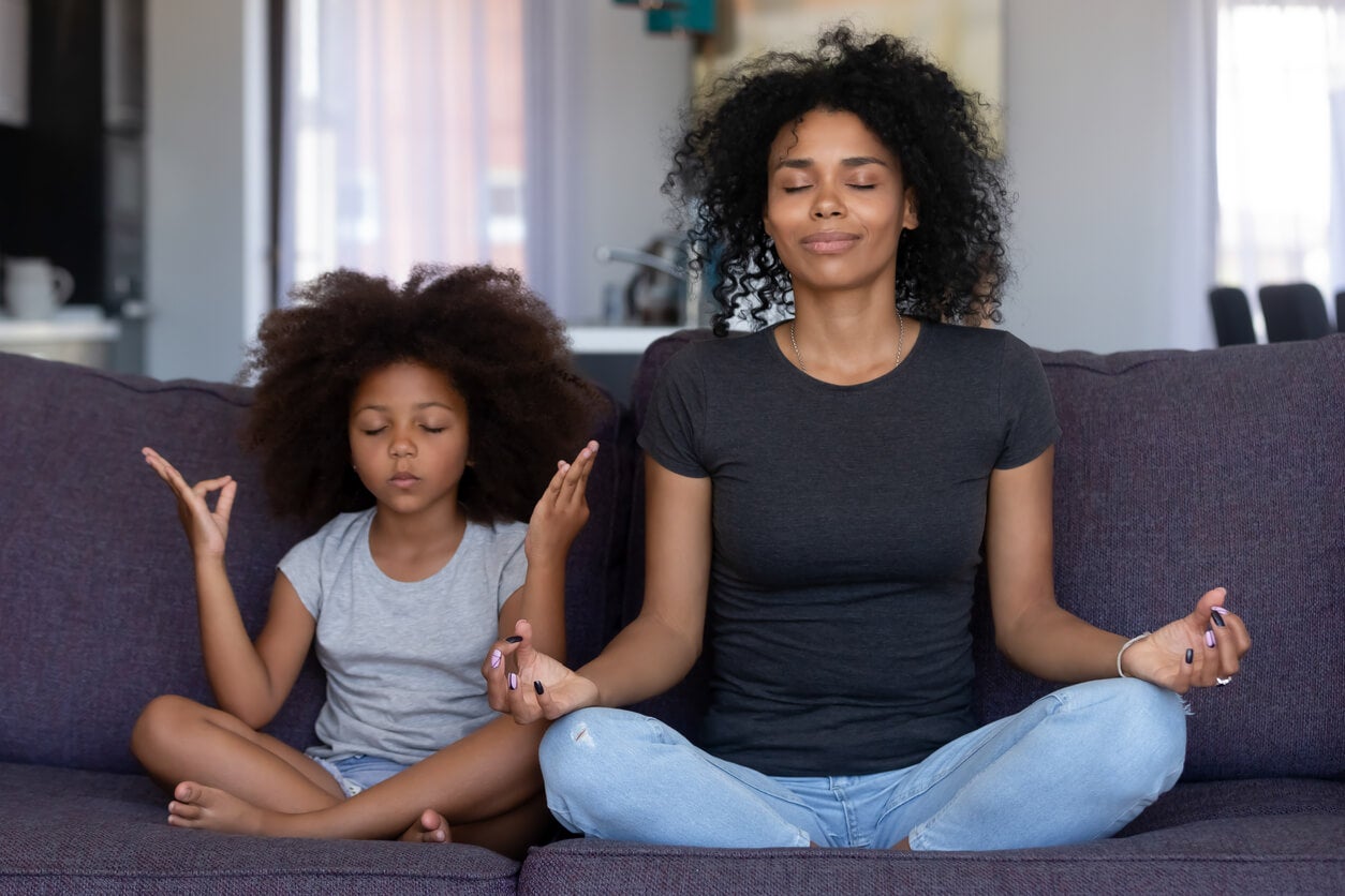 Madre e figlia meditano per tollerare la frustrazione.