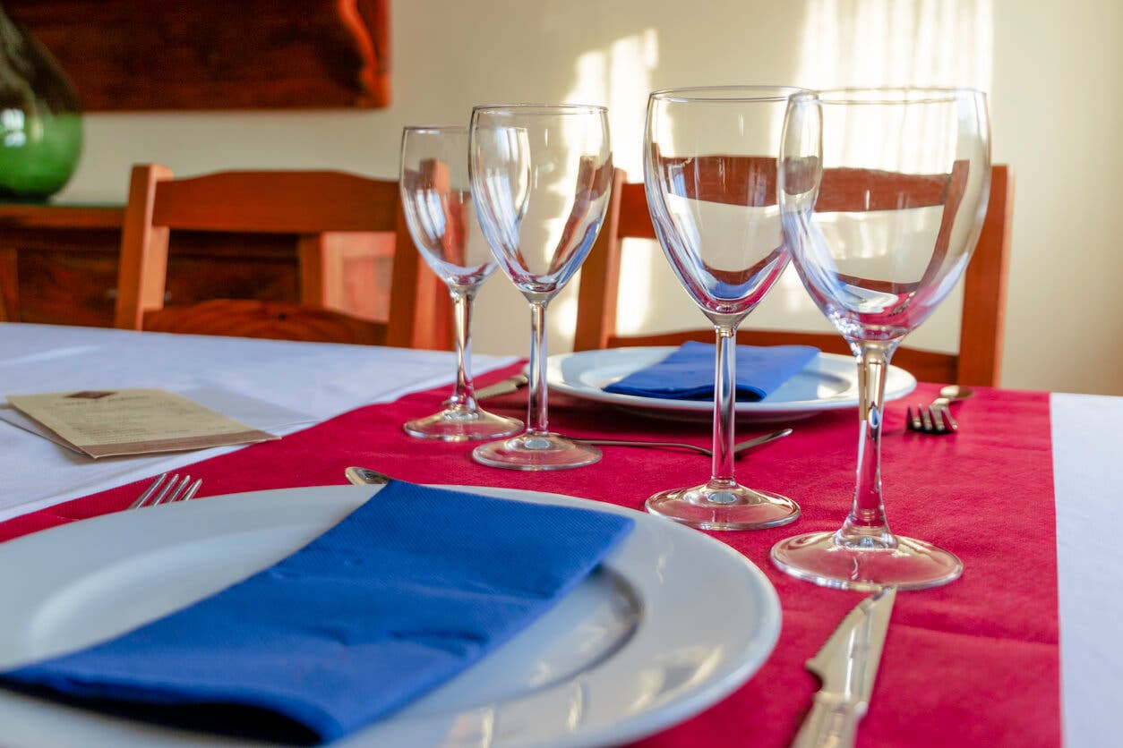 Linge de table et vaisselle élégante.