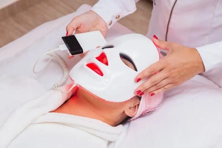 Máscara LED facial: posibles beneficios y riesgos