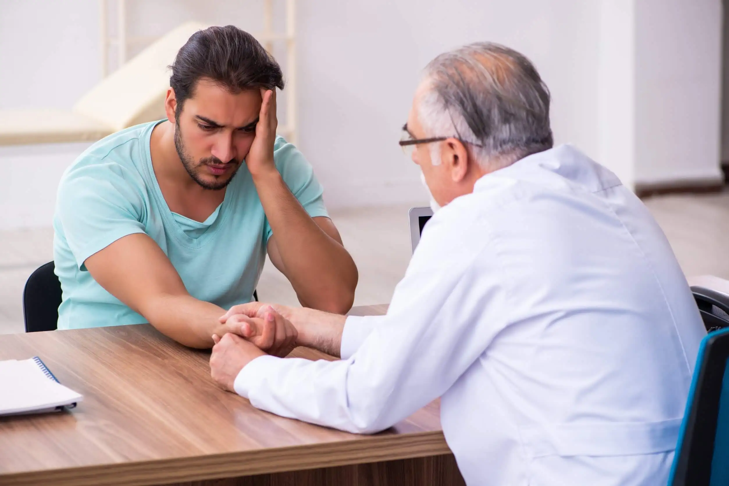 Médico atiende a un paciente.
