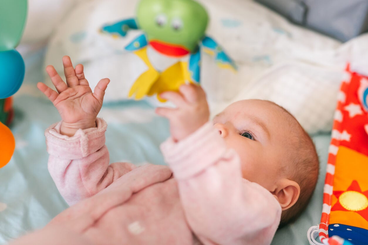 Móvil vistoso en la cuna del bebé estimula su desarrollo visual.
