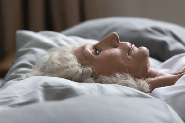 ¿Por qué algunas personas duermen con los ojos abiertos?