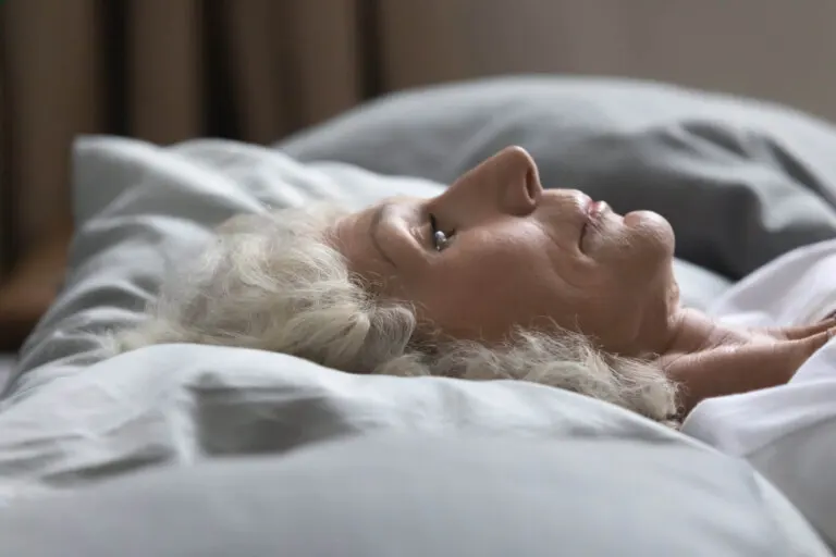 ¿Por qué algunas personas duermen con los ojos abiertos?