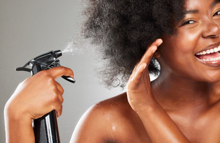 Mira estos 12 tipos de spray para el cabello y cómo usarlos