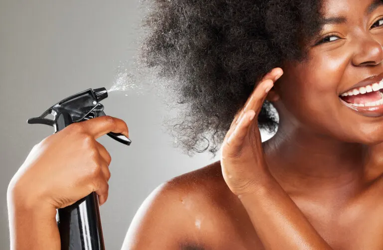 Mira estos 12 tipos de spray para el cabello y cómo usarlos