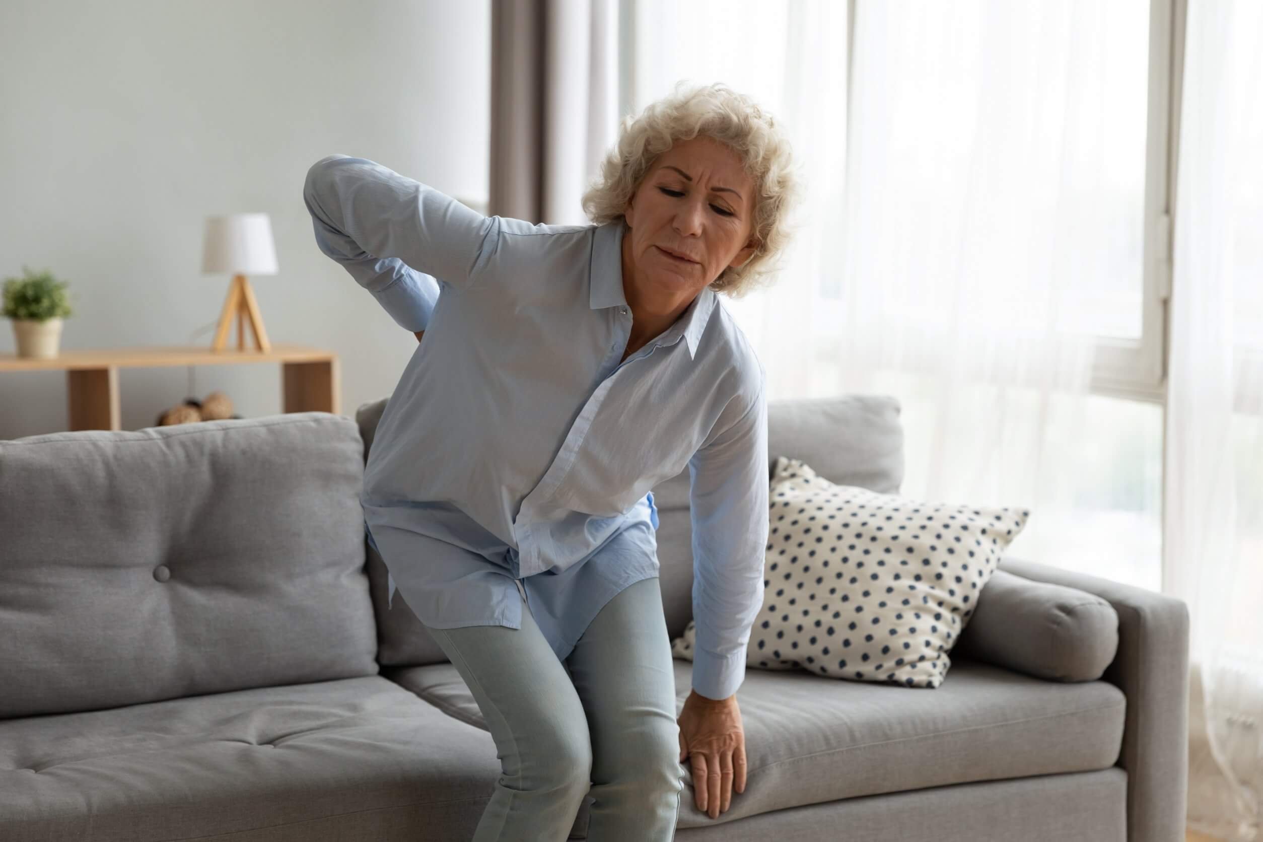 Mujer con osteoporosis.