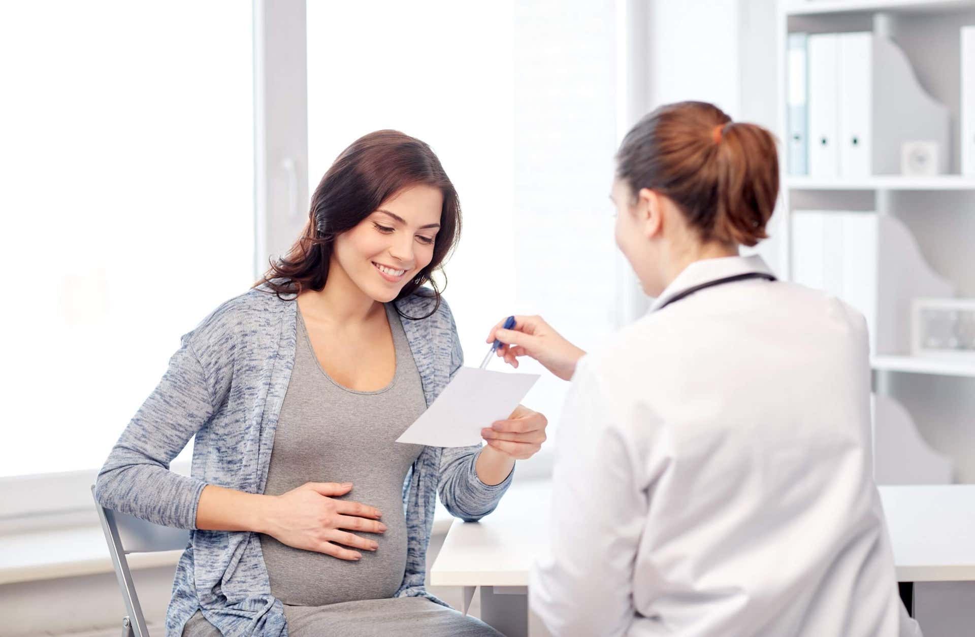 Mujer embarazada visita al médico