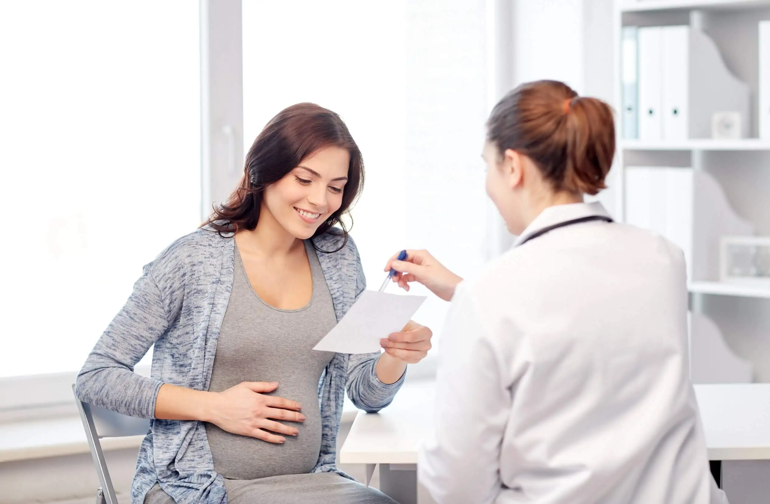 Mulher grávida visita o médico