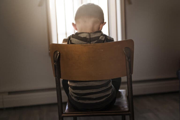La silla de pensar: ¿sirve este método para corregir a los niños?
