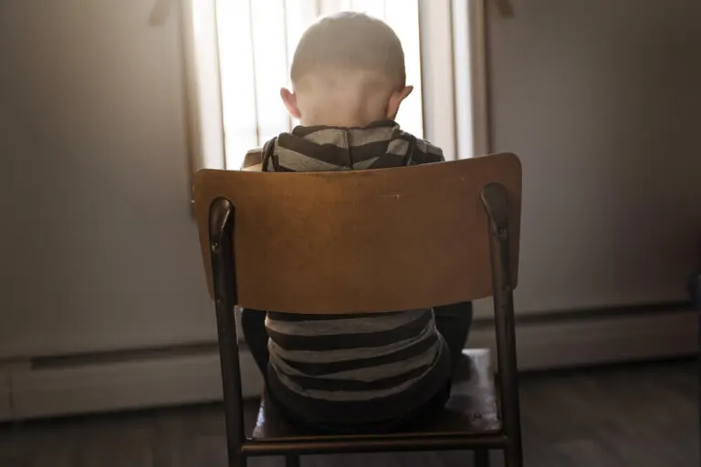La silla de pensar: ¿sirve este método para corregir a los niños?