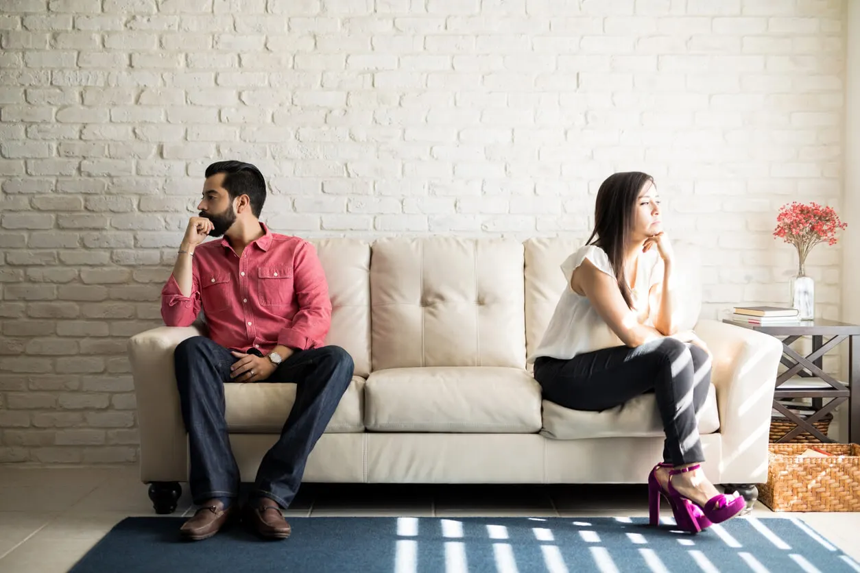 Pareja peleada en el sofá