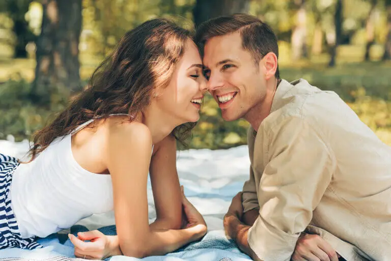 Pareja viviendo una relación de adultos.