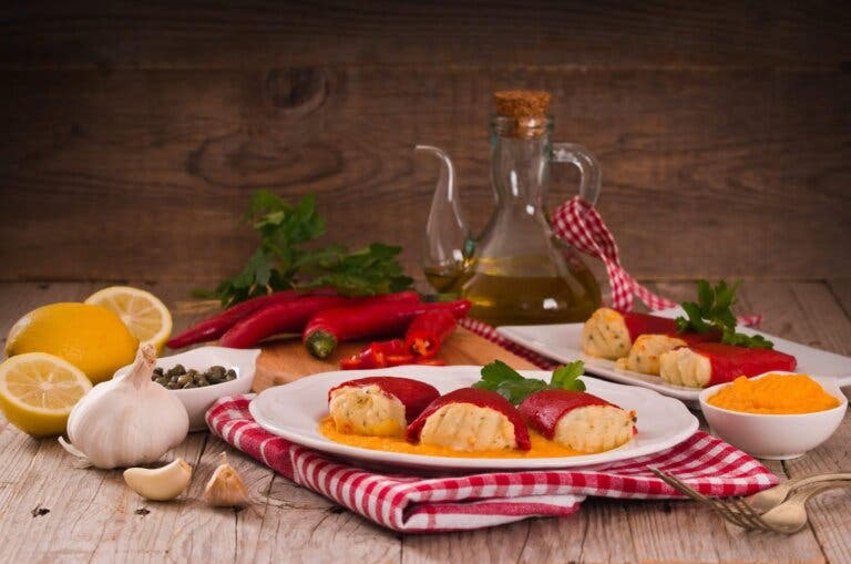 Receta clásica de pimientos rellenos con bacalao y gambas