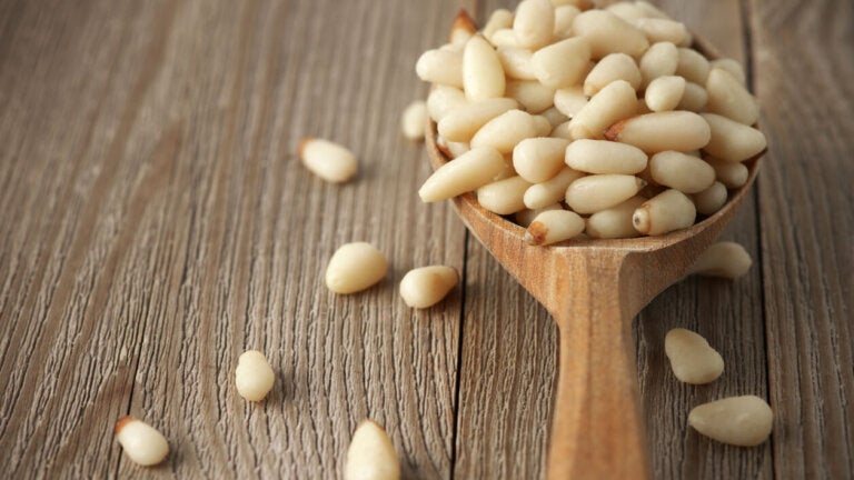 Piñones: valor nutricional, beneficios y modo de consumo - Mejor con Salud
