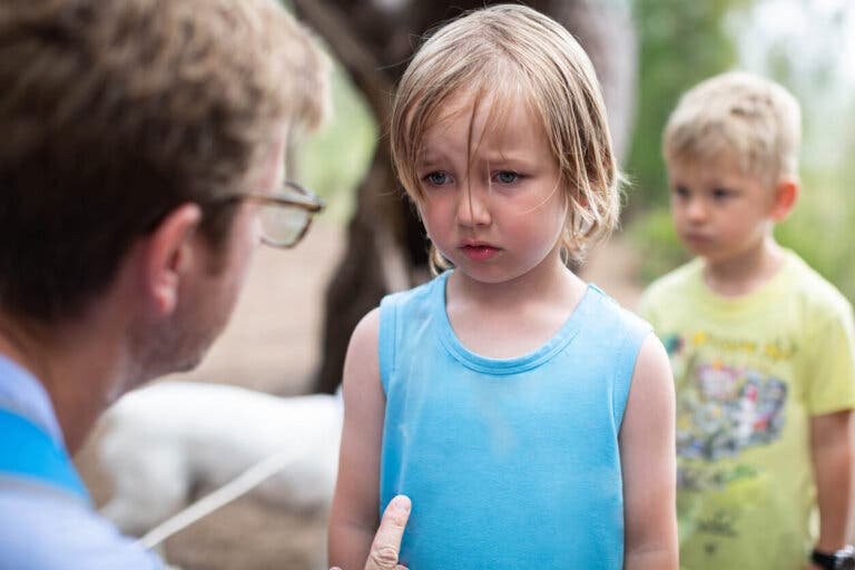 Padres que hacen "gaslighting" a sus hijos: ¿cuáles son las consecuencias?